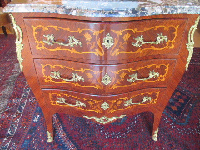 COMMODE DE STYLE LOUIS XV