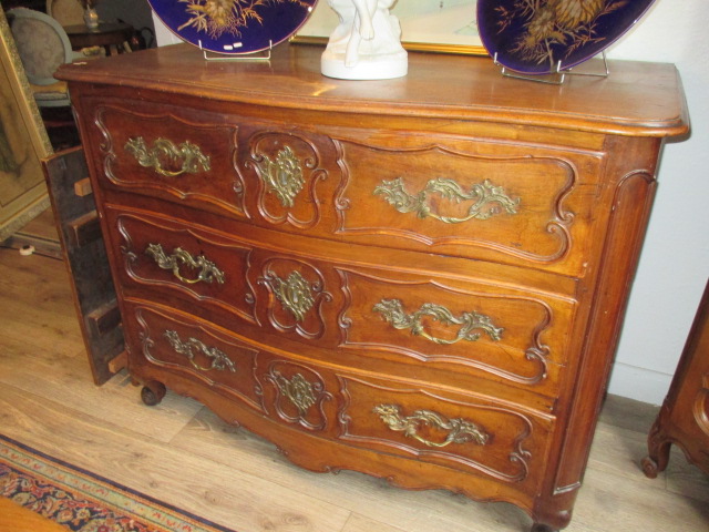 COMMODE