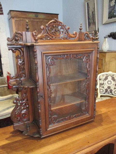 PETITE VITRINE
